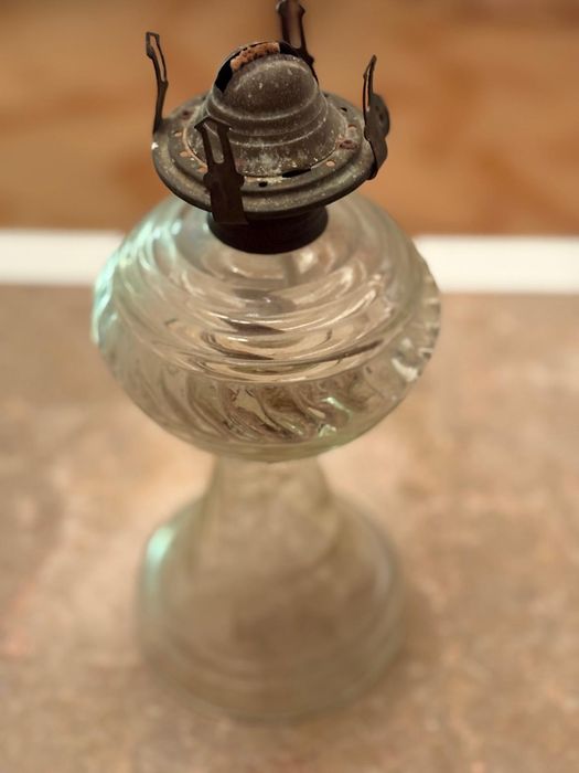 Antiga lamparina incompleta