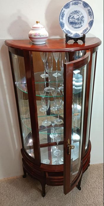 Vitrine /expositor meia-lua em mogno maciço espelhado com prateleiras