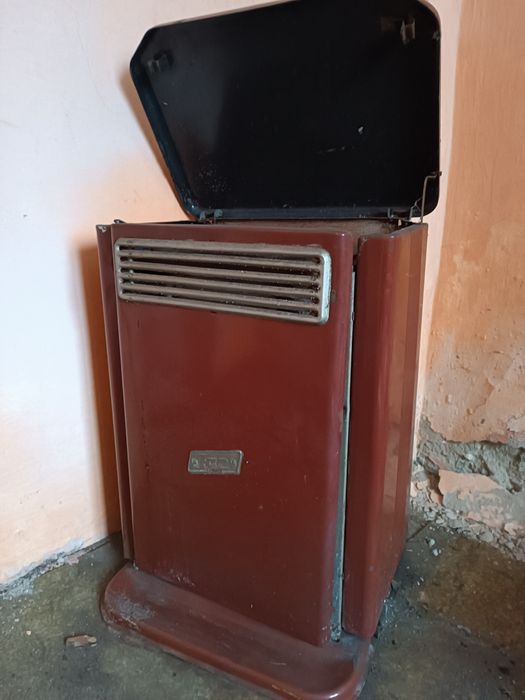 Piec stałopalny żeliwny ŻAR z czasów PRL
