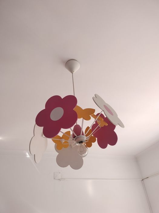 Candeeiro de teto para quarto de menina