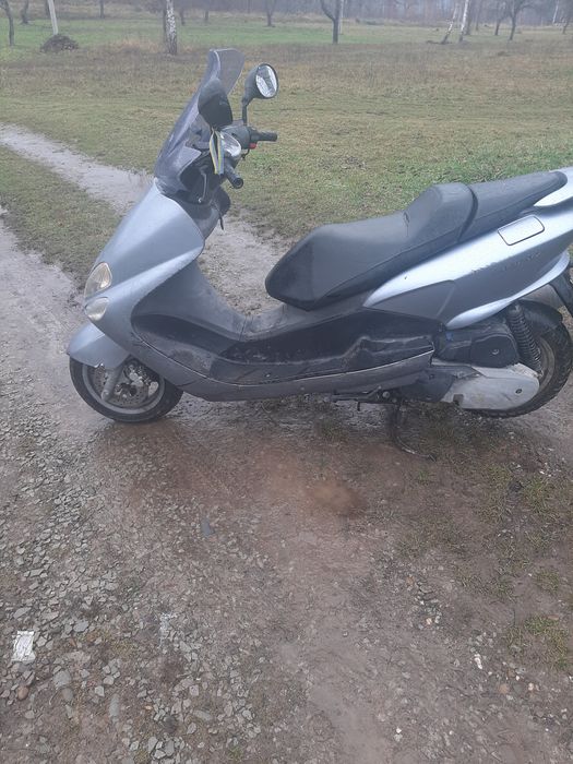 Ямаха маджестик 125.на хорошому ходу.