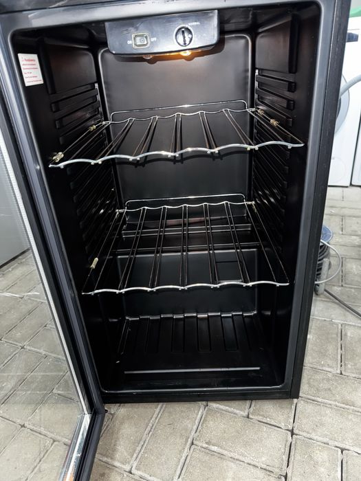 chłodziarkę  z szkłem napoje wino  firmy Continent  model Bc1-15