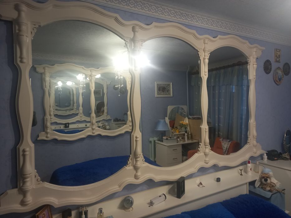 Зеркало в деревянной раме