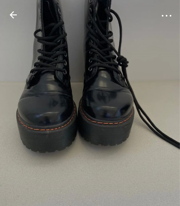 Botins pretos com atacadores e tacão alto