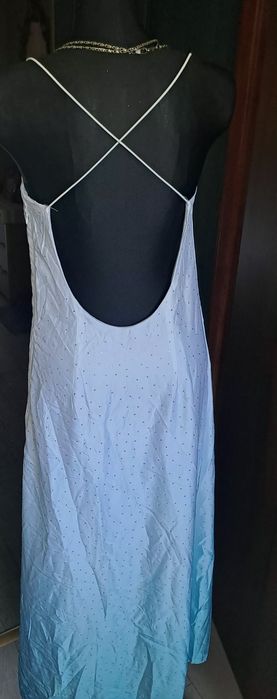 Elegancka dluga sukienka w ala diamencikina ramiaczkach odkryte plecy