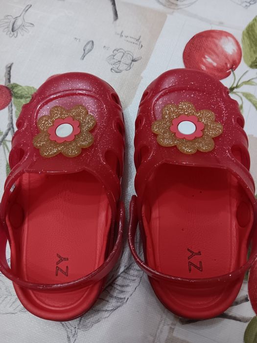 Crocs / Chinelos rosa brilhante com flor dourada brilhante