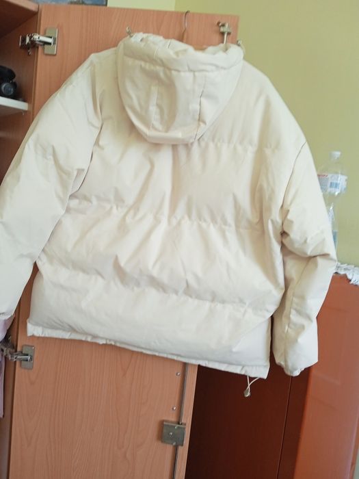 Продам куртку бежевого кольору