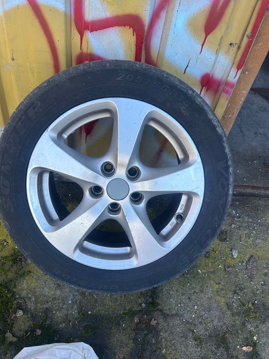 Felgi z oponami letnimi.