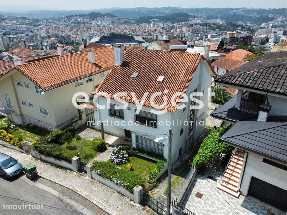 Moradia localizada em zona residencial junto à Avenida Dias da Silva