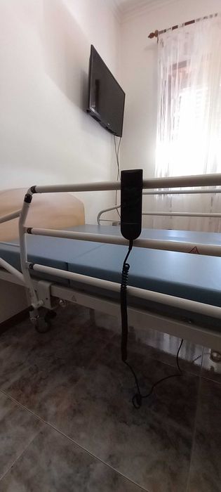 Cama de cuidados elétrica mais colchão anti escaras e compressor.