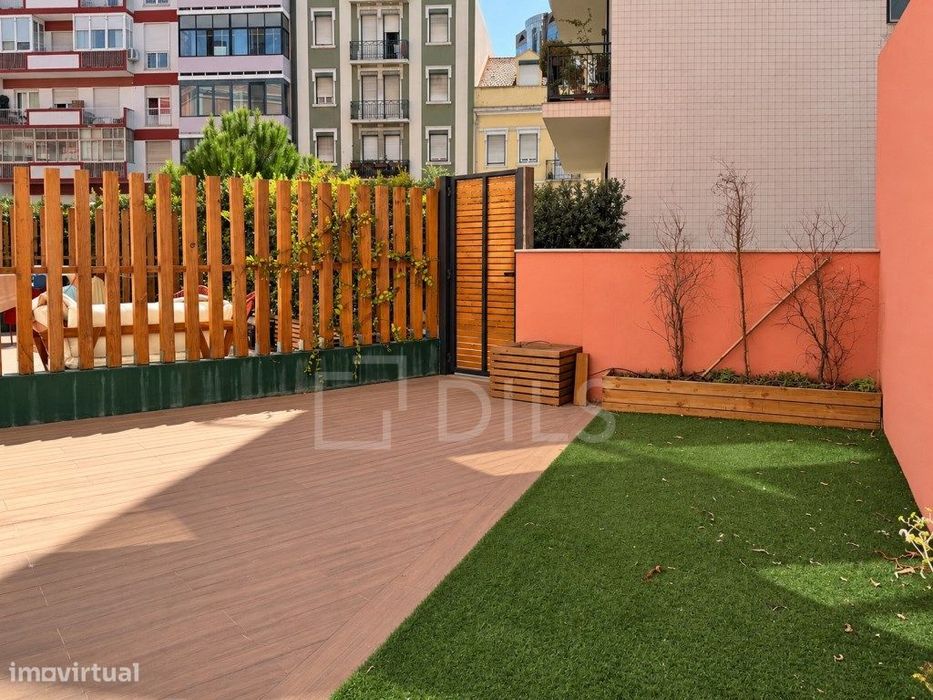 Apartamento T1, mobilado, com terraço e 1 lugar de estacionamento