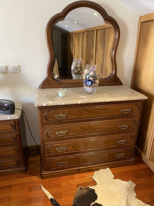 Quarto de casal em madeira de castanho! Com comoda com tampo em mármore e espelho e duas mesinhas de cabeceira com tampo em marmore! Colchão e estrado