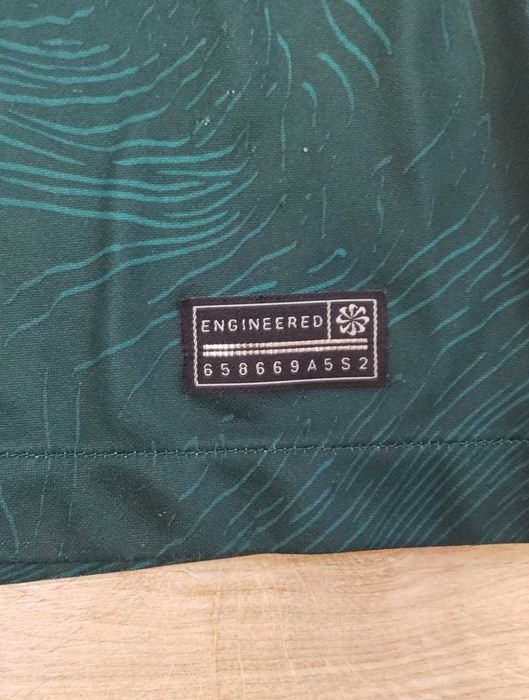 Футбольна форма Liverpool 2021/22