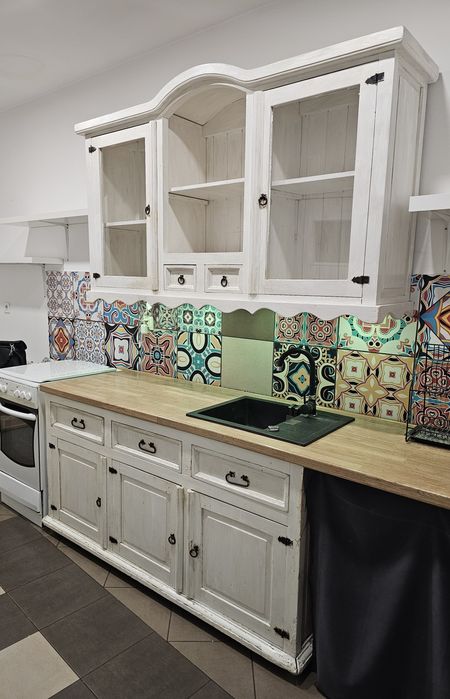 Kredens w stylu rustykalnym do kuchni, jadalni