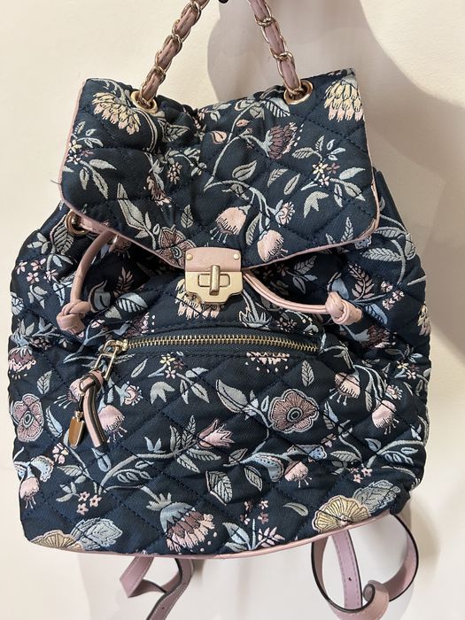 Mochila em tecido floral