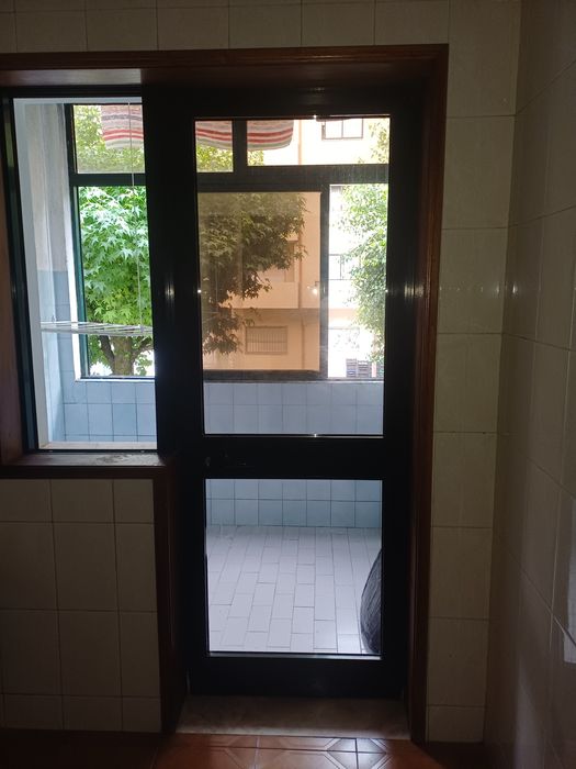 Porta de aluminio com vidro  e janelas