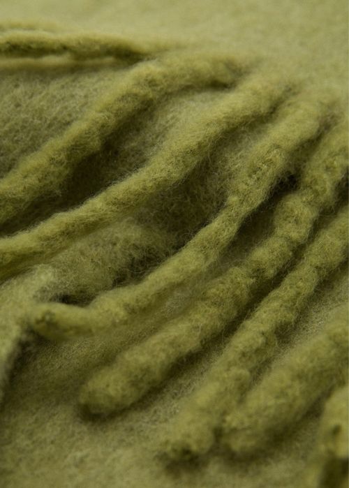 Шапка і шарф у трендовому оливковому кольорі