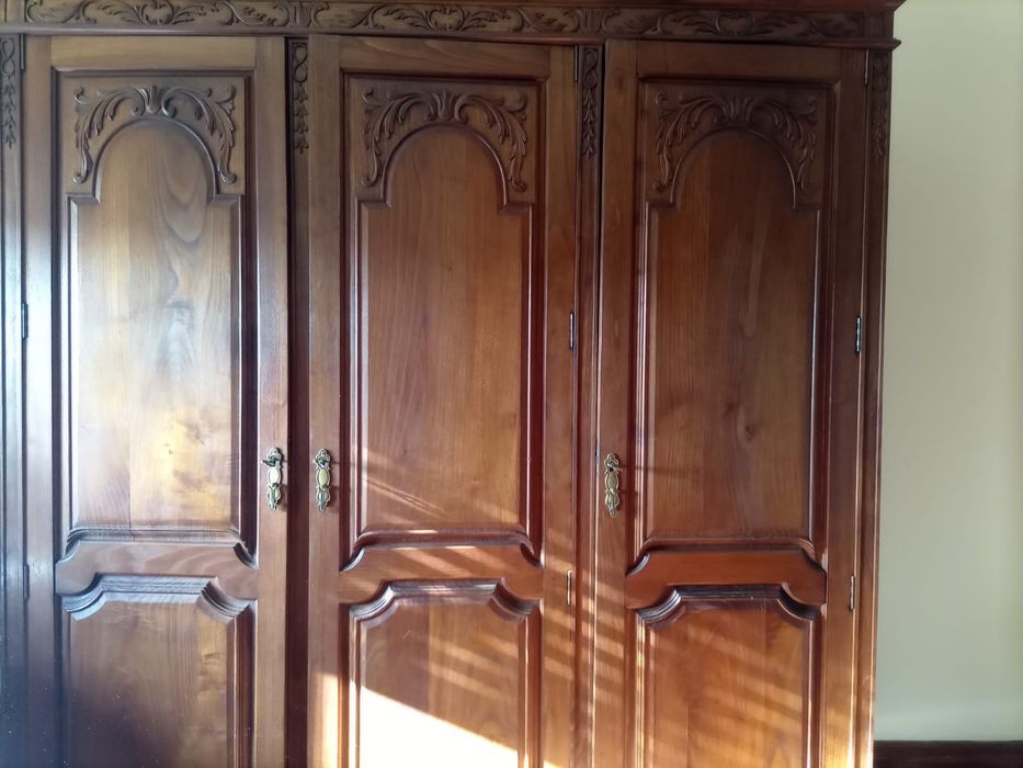 Roupeiro antigo com algum uso mas muito bonito com 3 portas