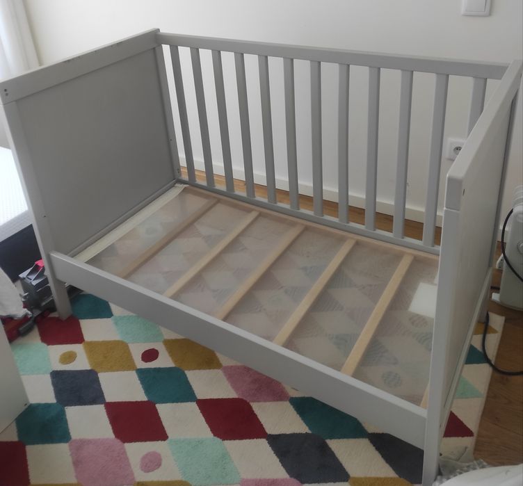 Berço IKEA + colchão + 2 lençóis ajustáveis