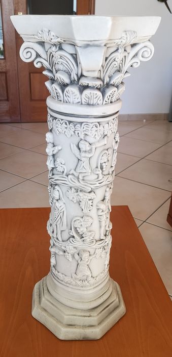 Coluna e estátua decorativas antigas