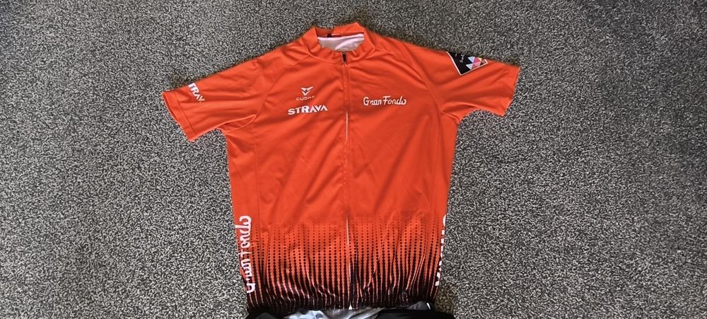 Bluza i spodenki rowerowe" Stravą"