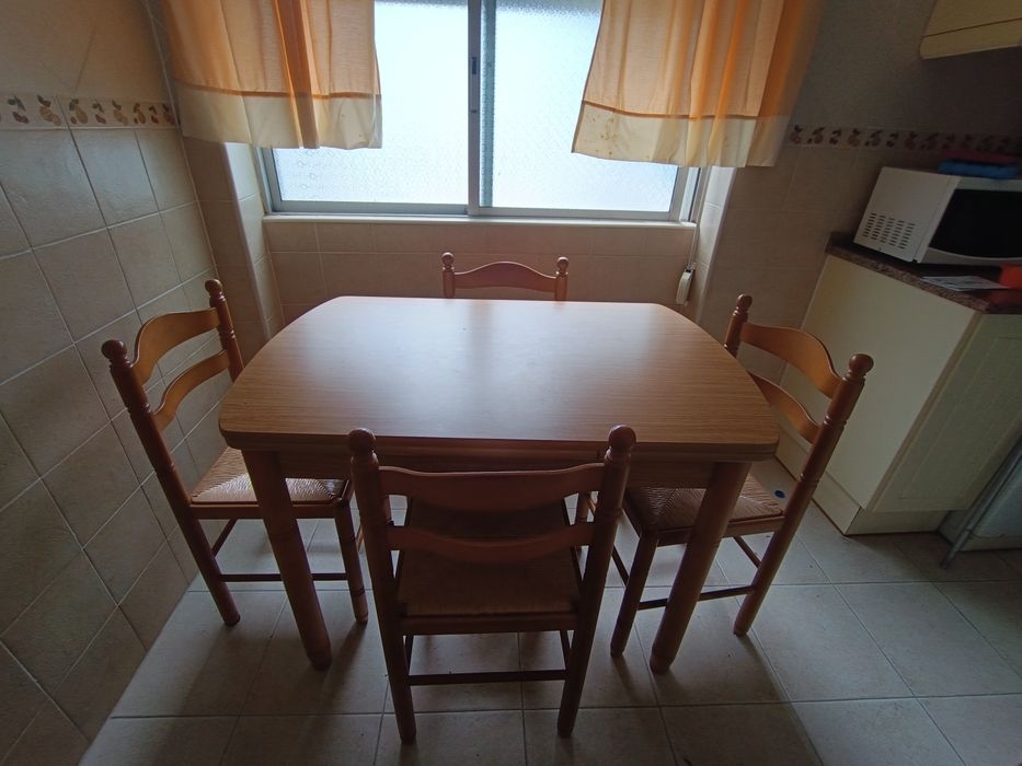Mesa de jantar extensível com 4 cadeiras (Novo)