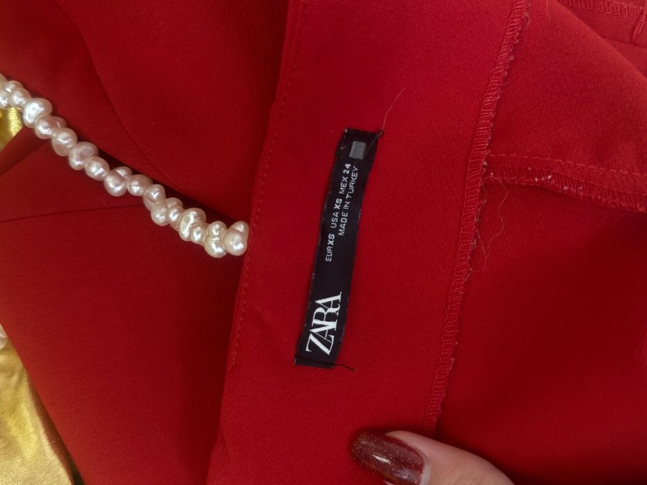 Червона сукня Zara з перлинами
