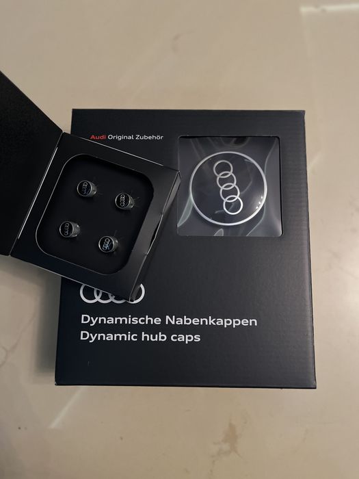 Dynamiczne dekielki na koła, nakrętki na wentylki OE Audi kpl.
