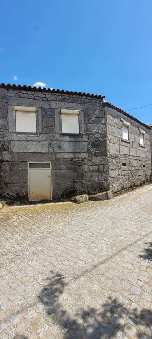 Moradia em pedra à renovar