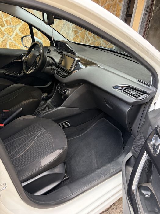 Carro Peugeot 208