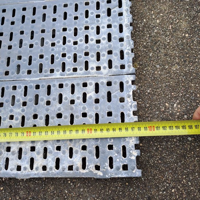 Estrado técnico em plástico para caravana ou outros fins.