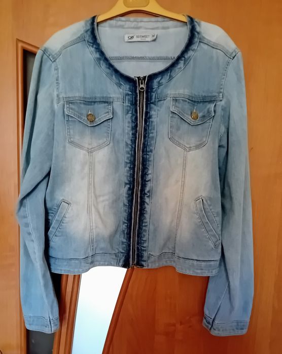 Курточка джинсова.