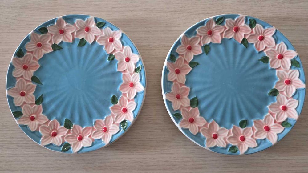 Dwa talerze ceramiczne grubo szkliwione kwiaty