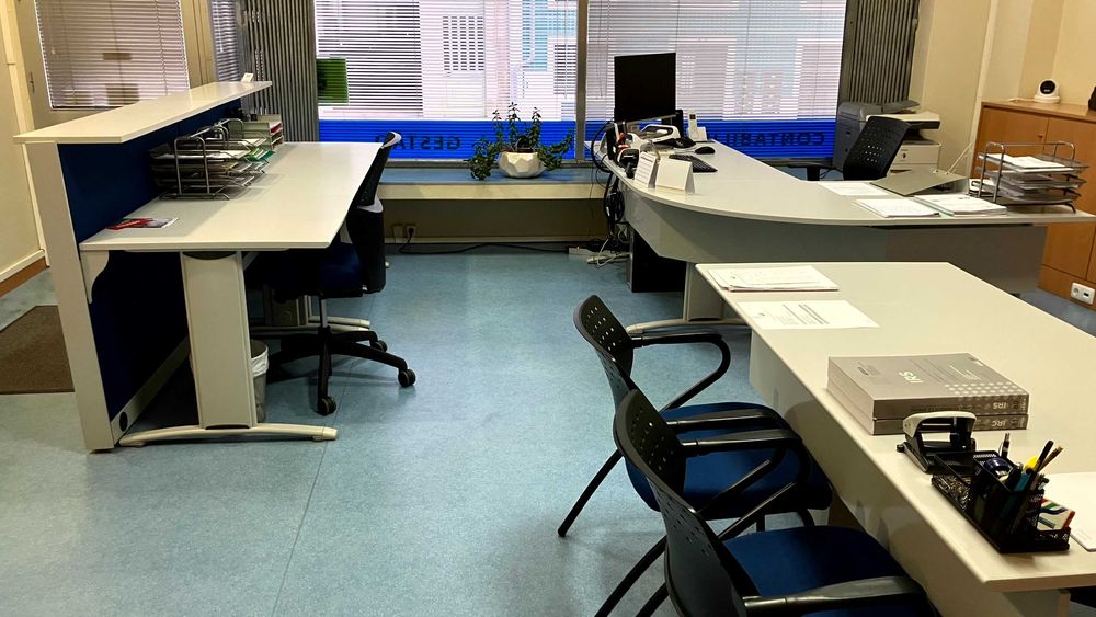 Trespasse de escritório em loja de dois andares - Rua de Camões 565