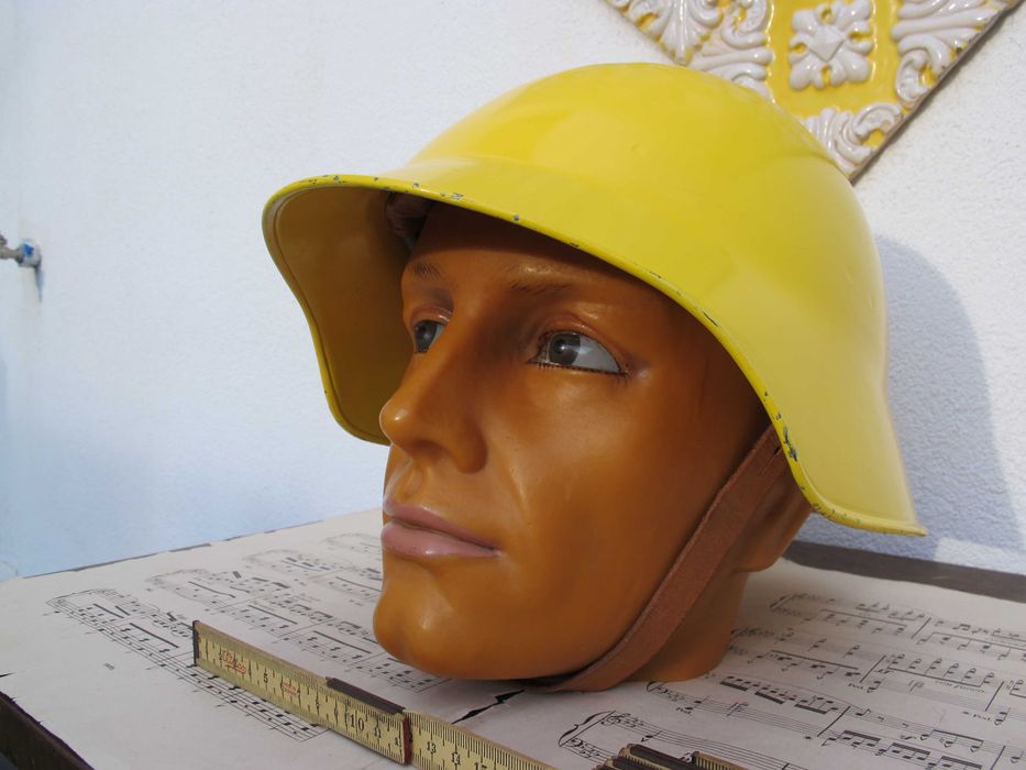 Capacete Bombeiros ou Proteção Civil Suíça - Antigo