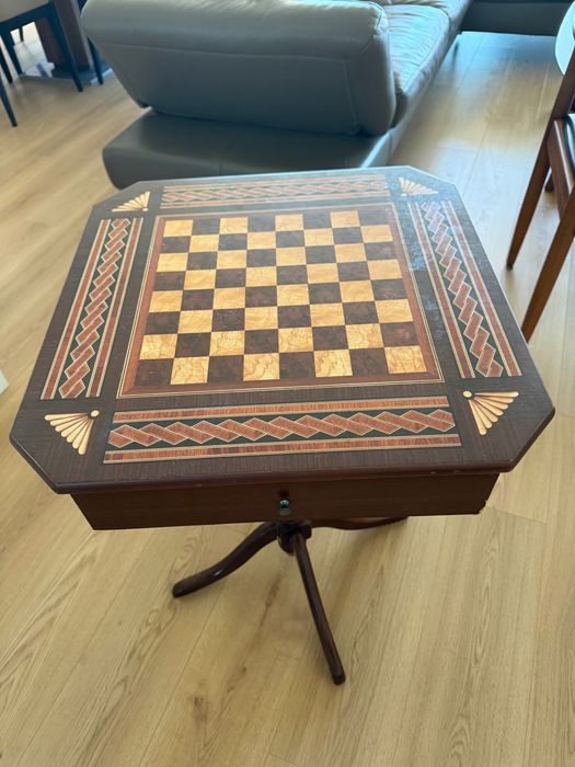 Mesinha de canto - com tabuleiro de xadrez