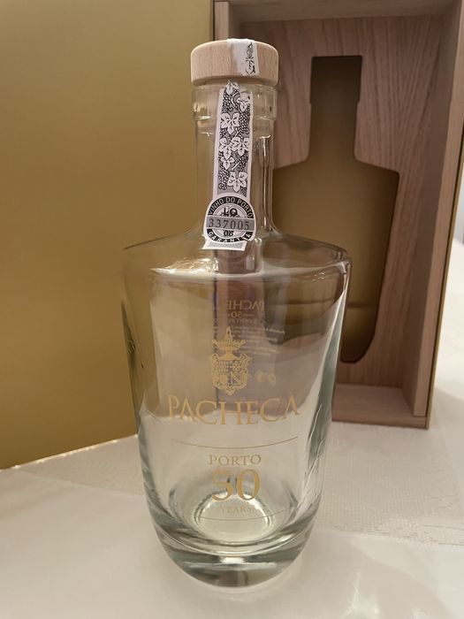 Caixa e garrafa Pacheca 50 anos