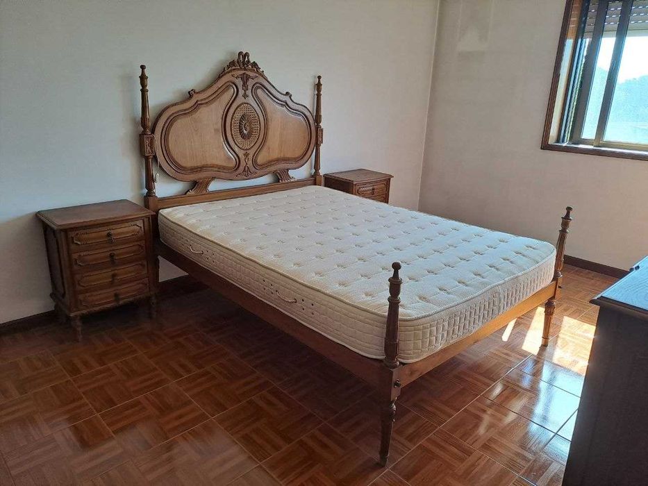 Cama de casal de madeira maciça (com ou sem mesas de cabeçeira)
