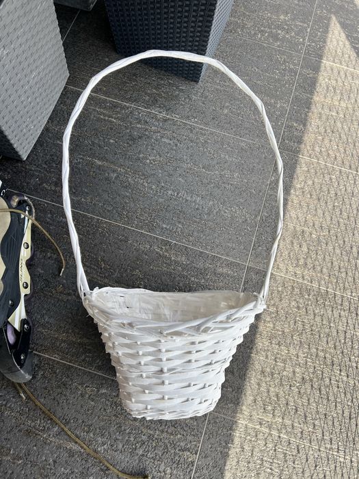 biały koszyk wiklinowy