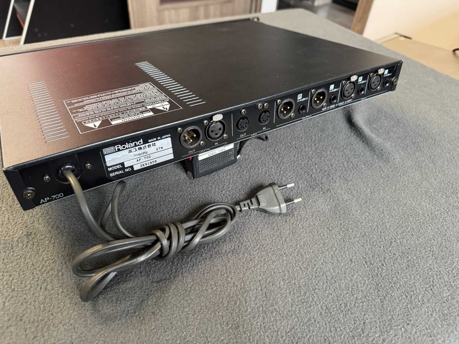Cyfrowy estradowy korektor audio equalizer ROLAND AP-700 digital
