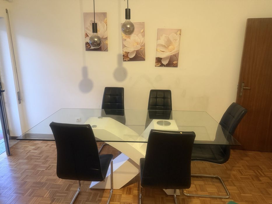 Mesa de vidro com 6 cadeiras