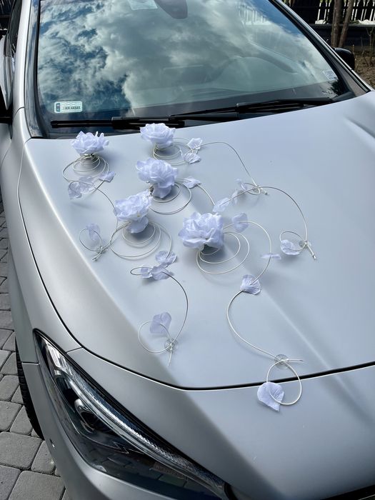 Biała dekoracj samochodu a na samochód ślubny kwiaty auto wesele stroiki