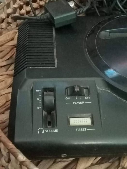 Consola Sega Mega Drive com um comando