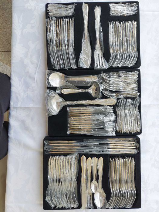 Faqueiro de 113 peças banhado a ouro.