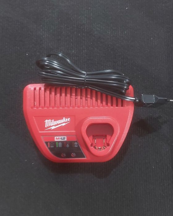 Carregador NOVO milwaukee 12v