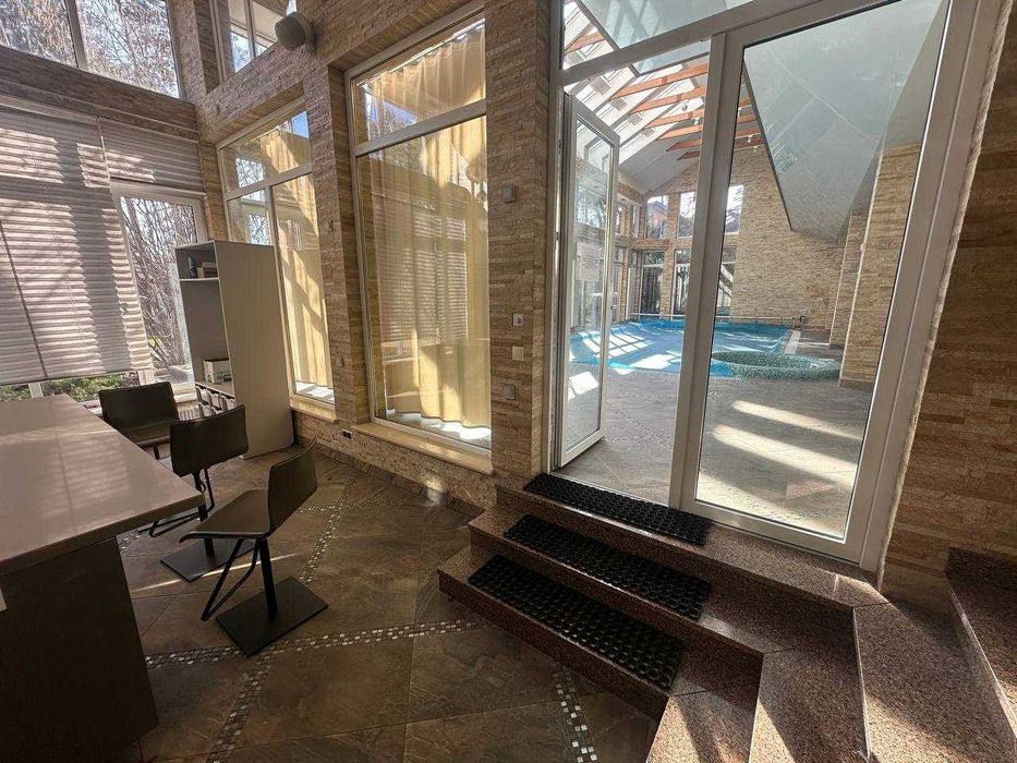 Будинок з басейном 1160 м2, 33 сотки в Ірпені