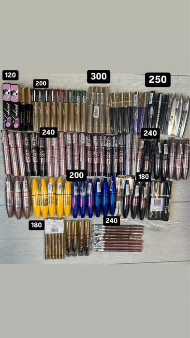 Туш, пудра, тональный крем