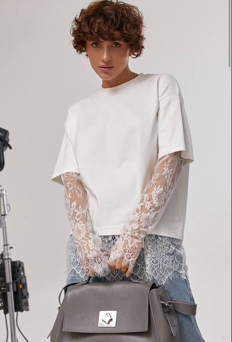 Футболка з мереживними рукавами