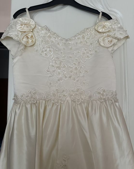 Нарядное платье цвета шампань айвори