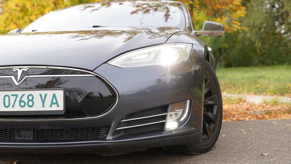 Tesla model S 85D